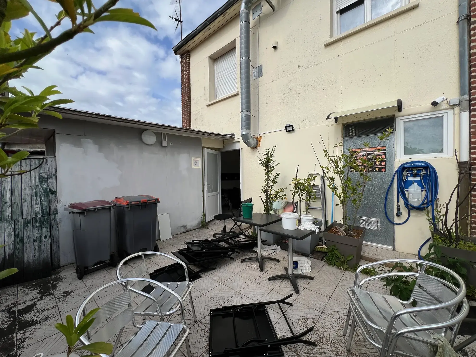 Fonds de commerce restauration à Abbeville face lycée, matériel en bon état 