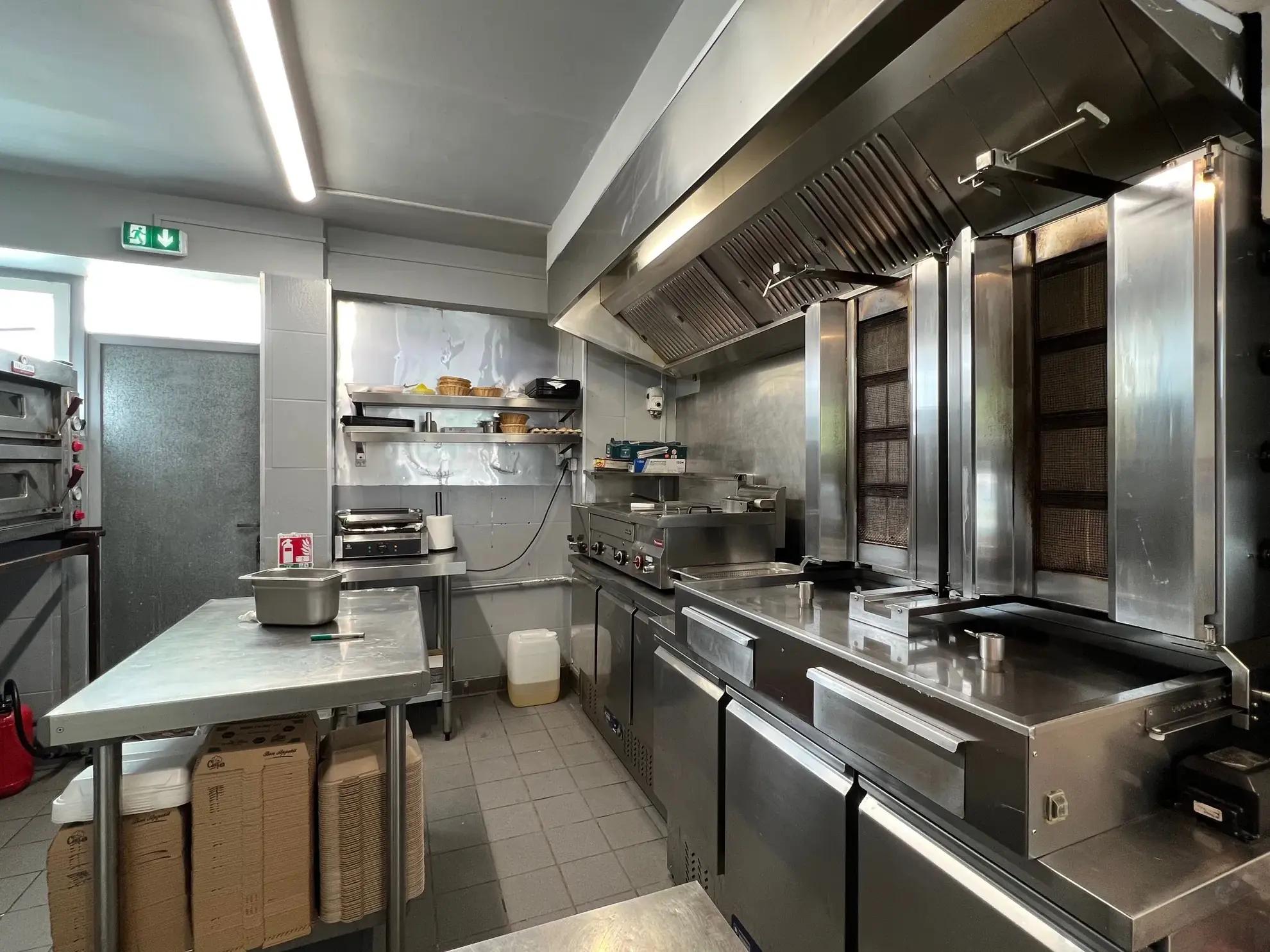 Fonds de commerce restauration à Abbeville face lycée, matériel en bon état 