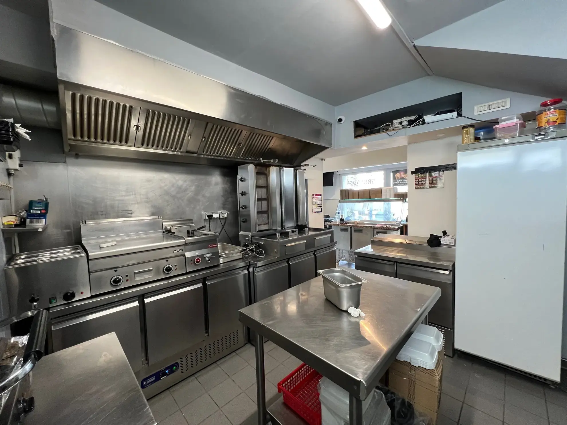 Fonds de commerce restauration à Abbeville face lycée, matériel en bon état 