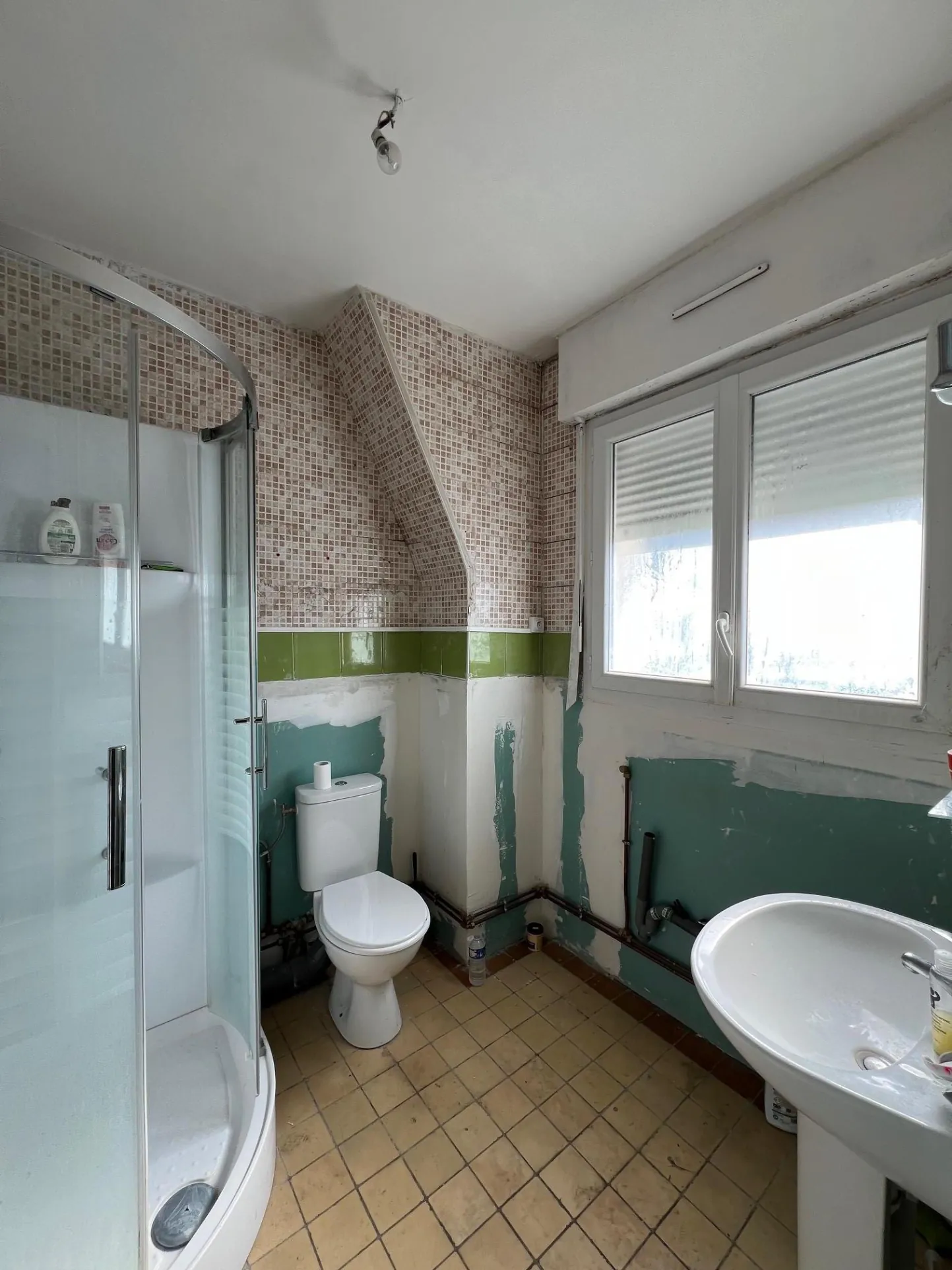 Fonds de commerce restauration à Abbeville face lycée, matériel en bon état 