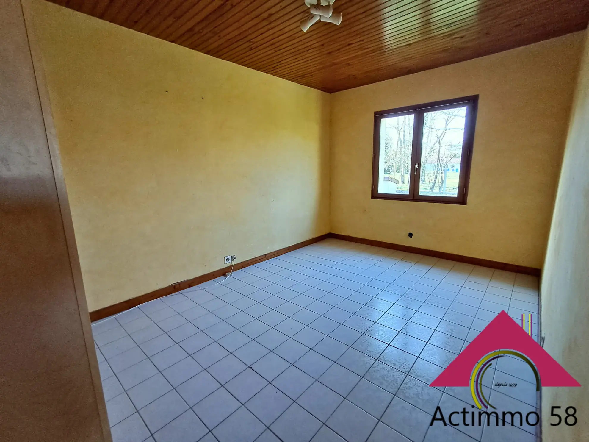 Maison de plain-pied avec 4 chambres, garage et jardin à Blet 