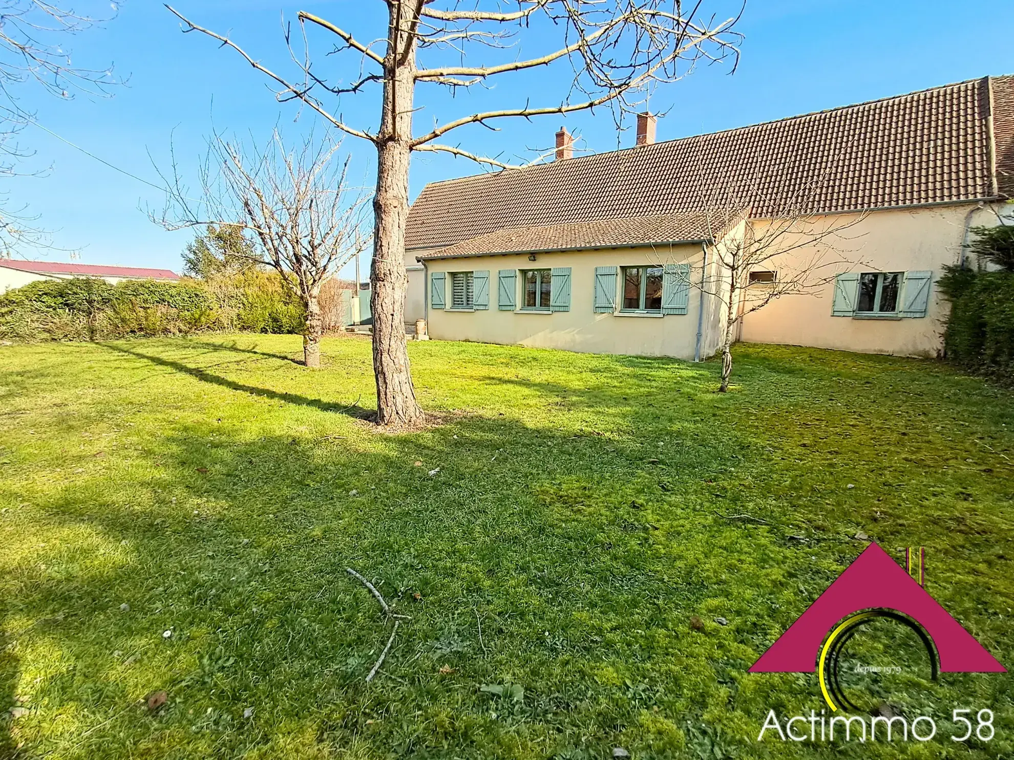 Maison de plain-pied avec 4 chambres, garage et jardin à Blet
