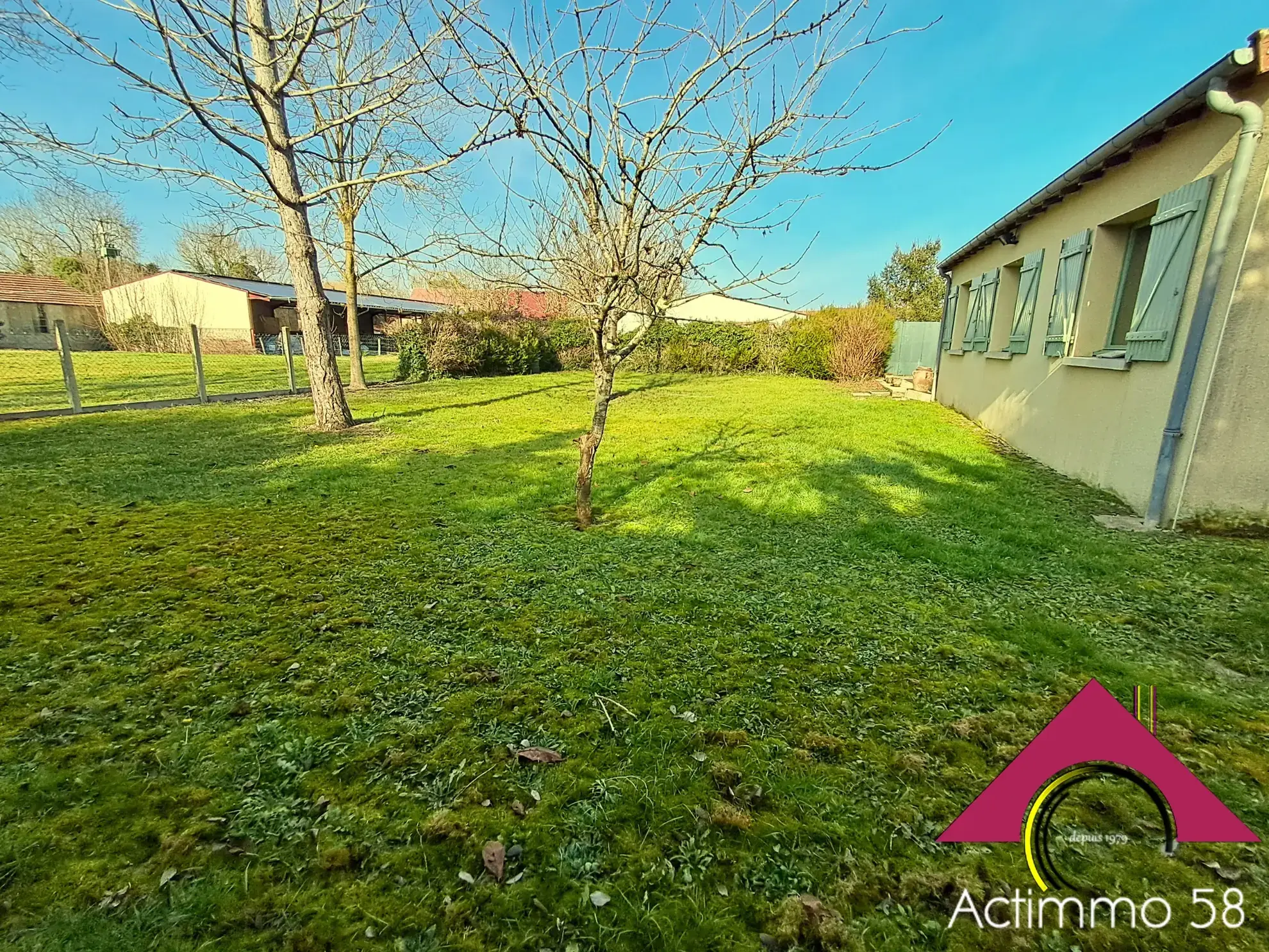 Maison de plain-pied avec 4 chambres, garage et jardin à Blet 