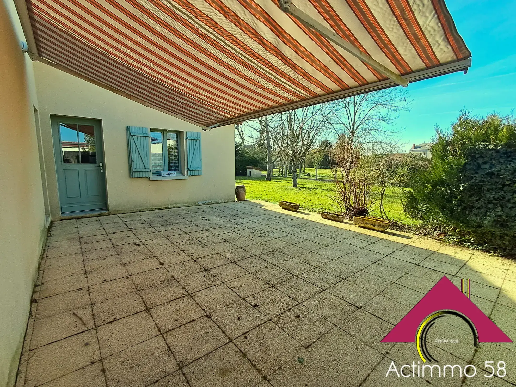 Maison de plain-pied avec 4 chambres, garage et jardin à Blet 