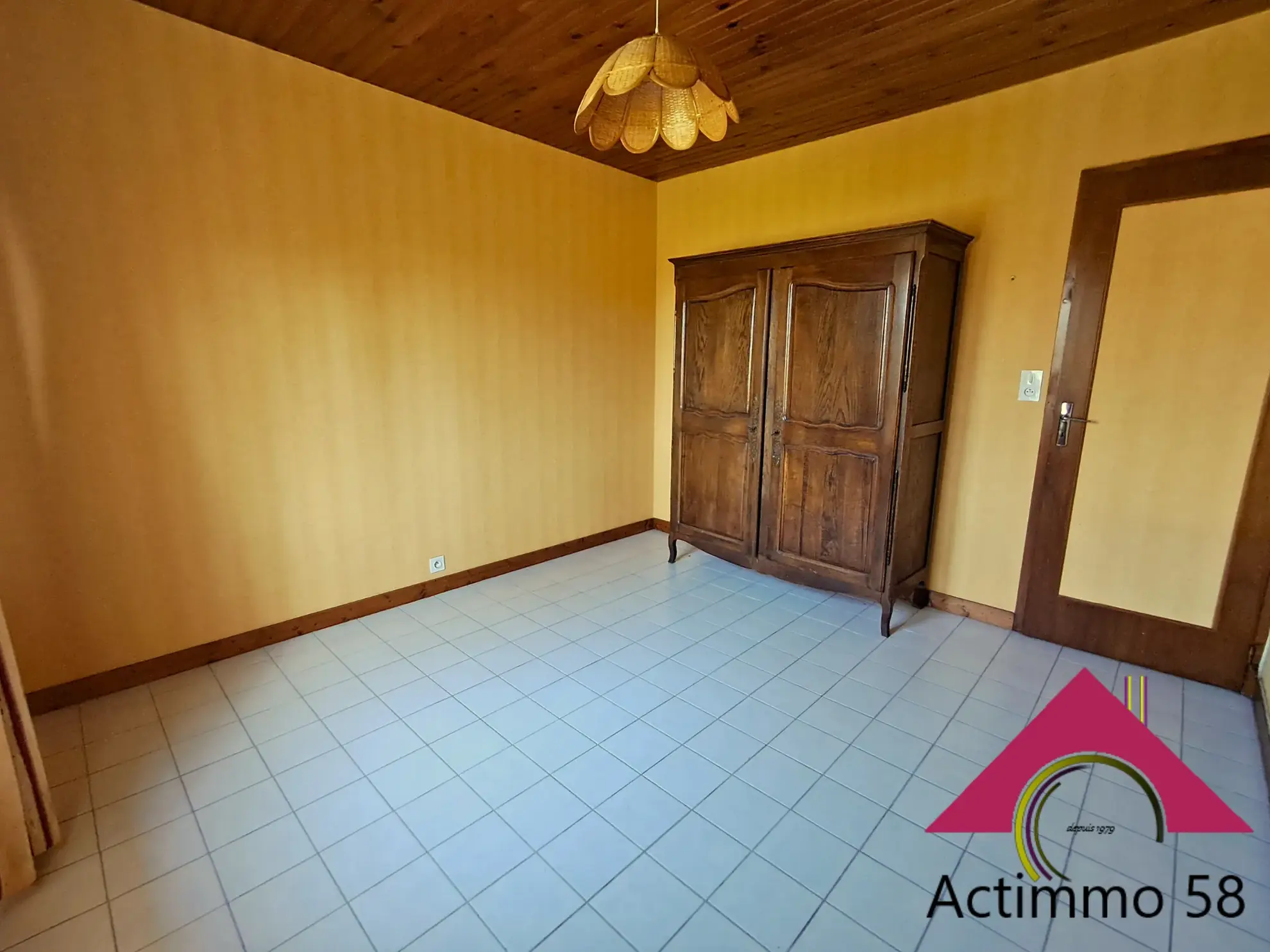 Maison de plain-pied avec 4 chambres, garage et jardin à Blet 