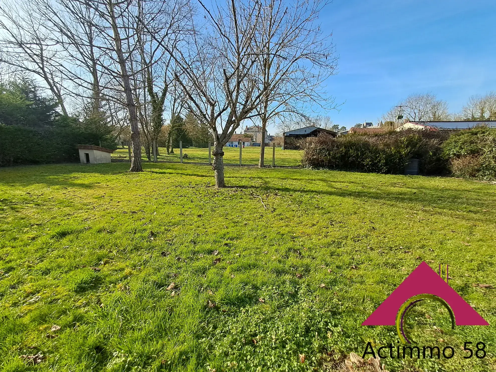 Maison de plain-pied avec 4 chambres, garage et jardin à Blet 