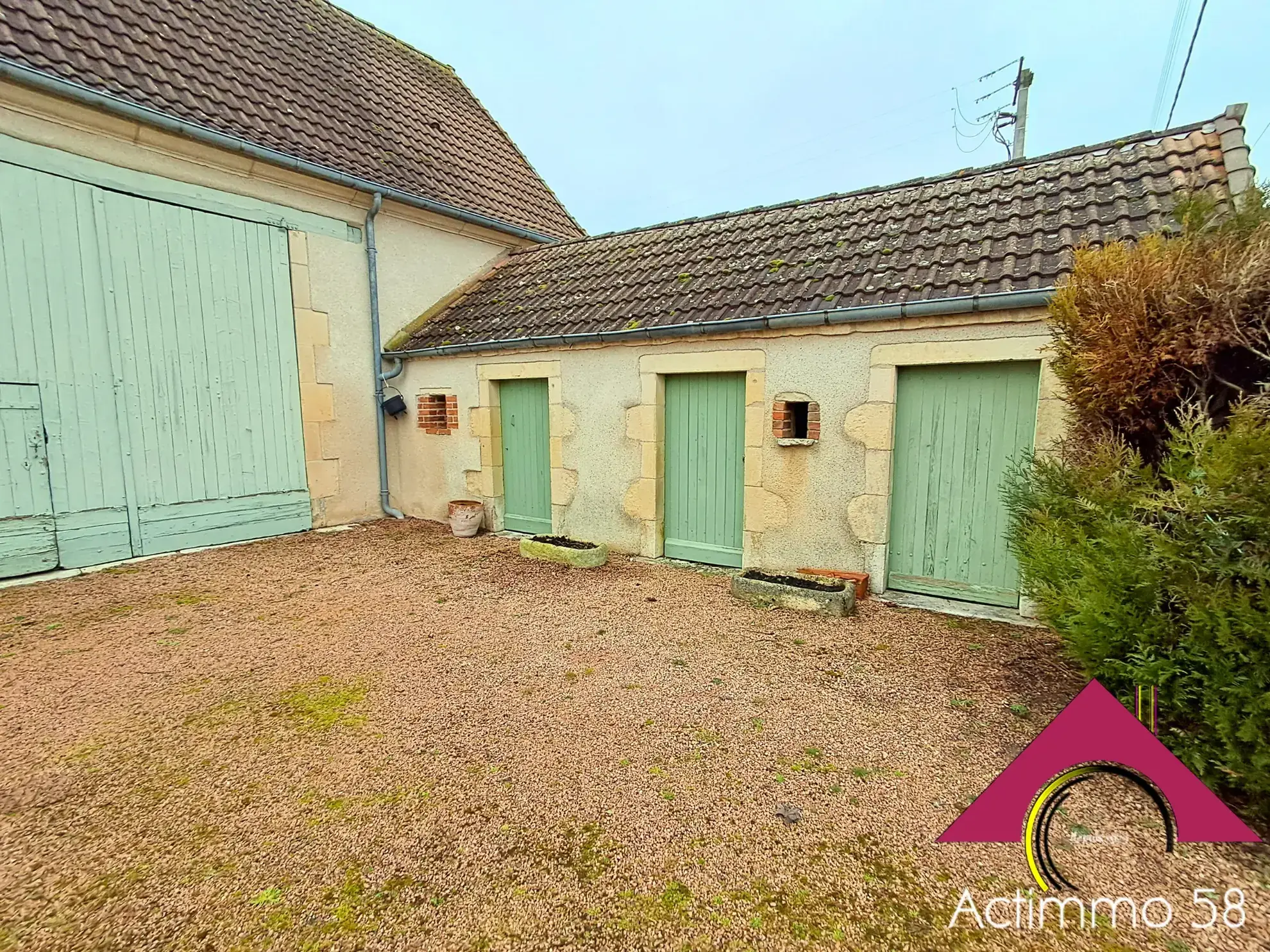 Maison de plain-pied avec 4 chambres, garage et jardin à Blet 