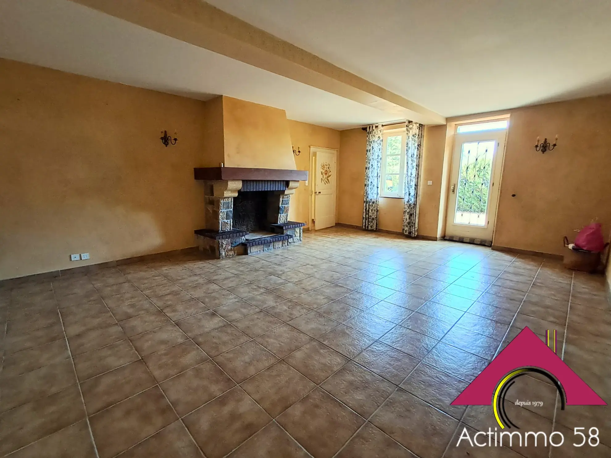 Maison de plain-pied avec 4 chambres, garage et jardin à Blet 