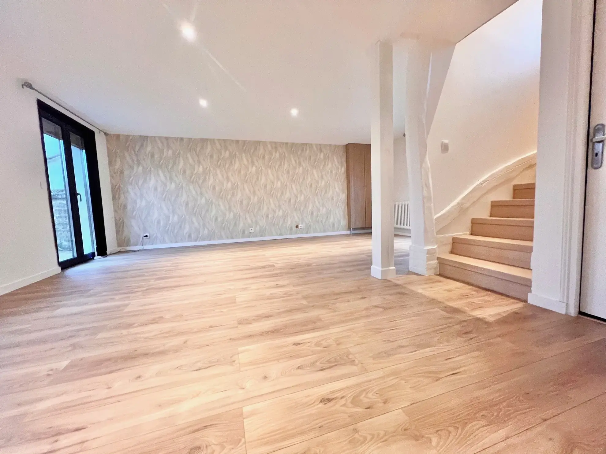 Maison rénovée à Franqueville Saint Pierre avec 3 chambres, garage et terrasse 