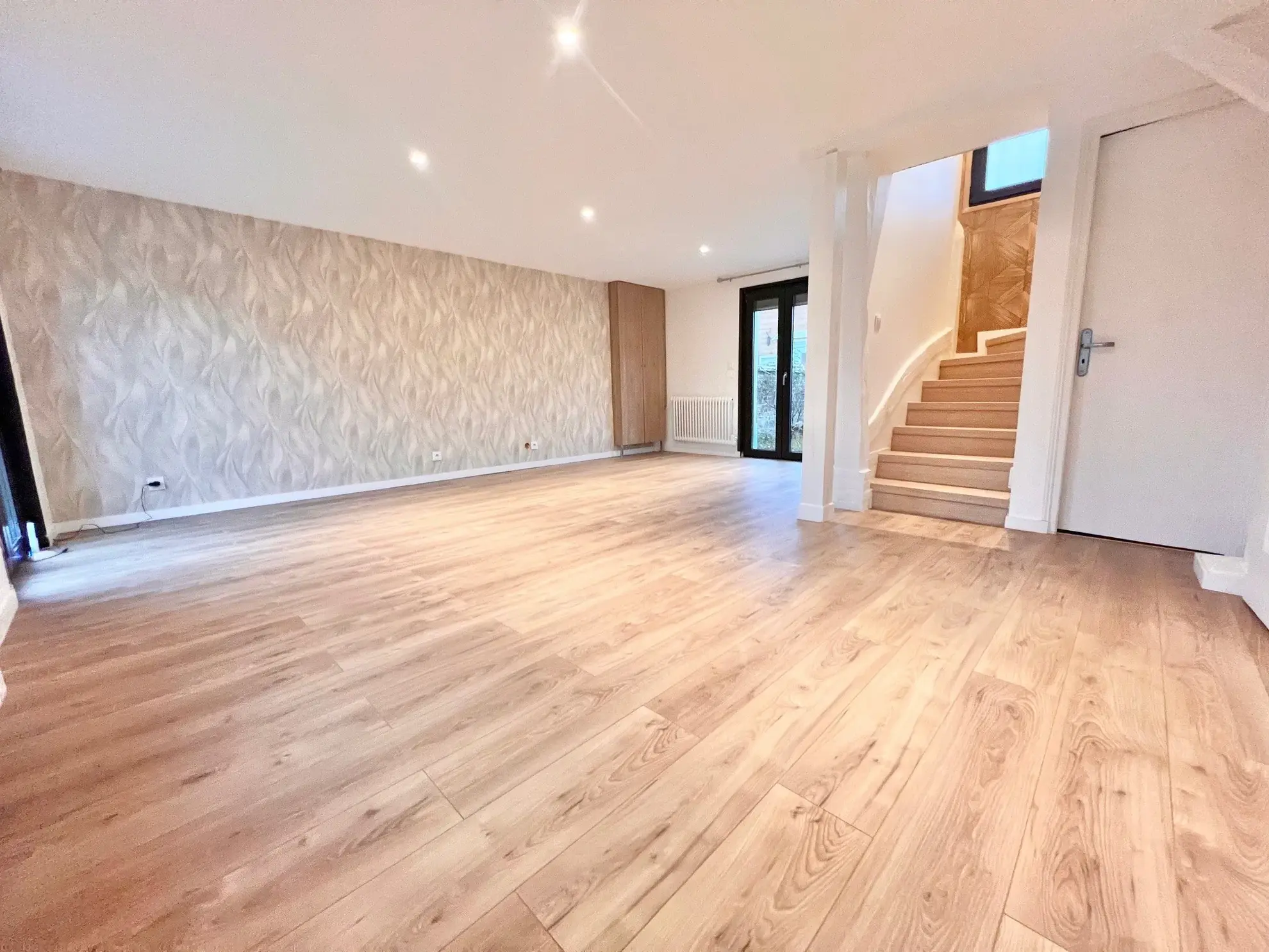 Maison rénovée à Franqueville Saint Pierre avec 3 chambres, garage et terrasse 