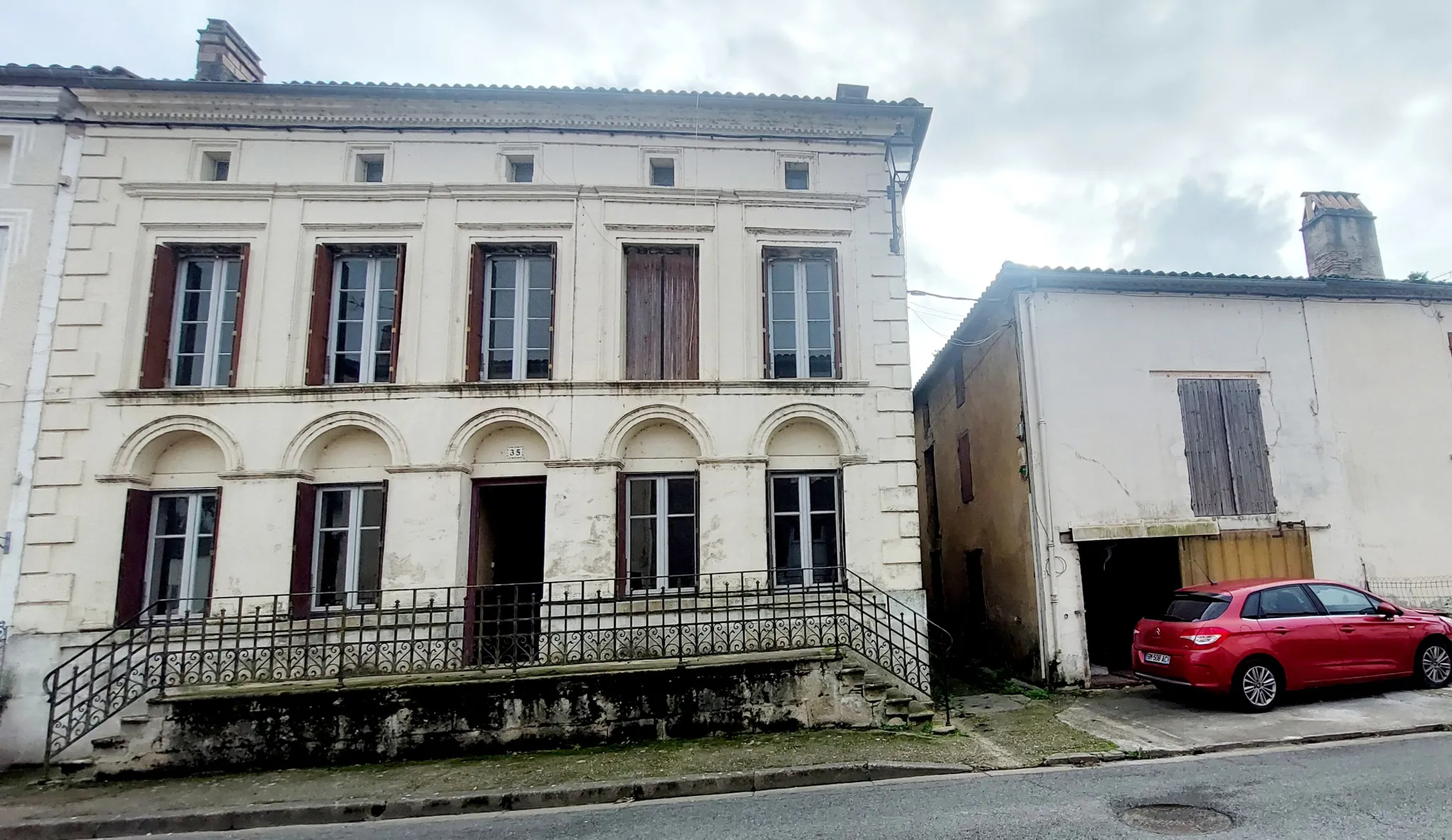 Maison de bourg à rénover de 180 m² avec garage proche de La Réole 