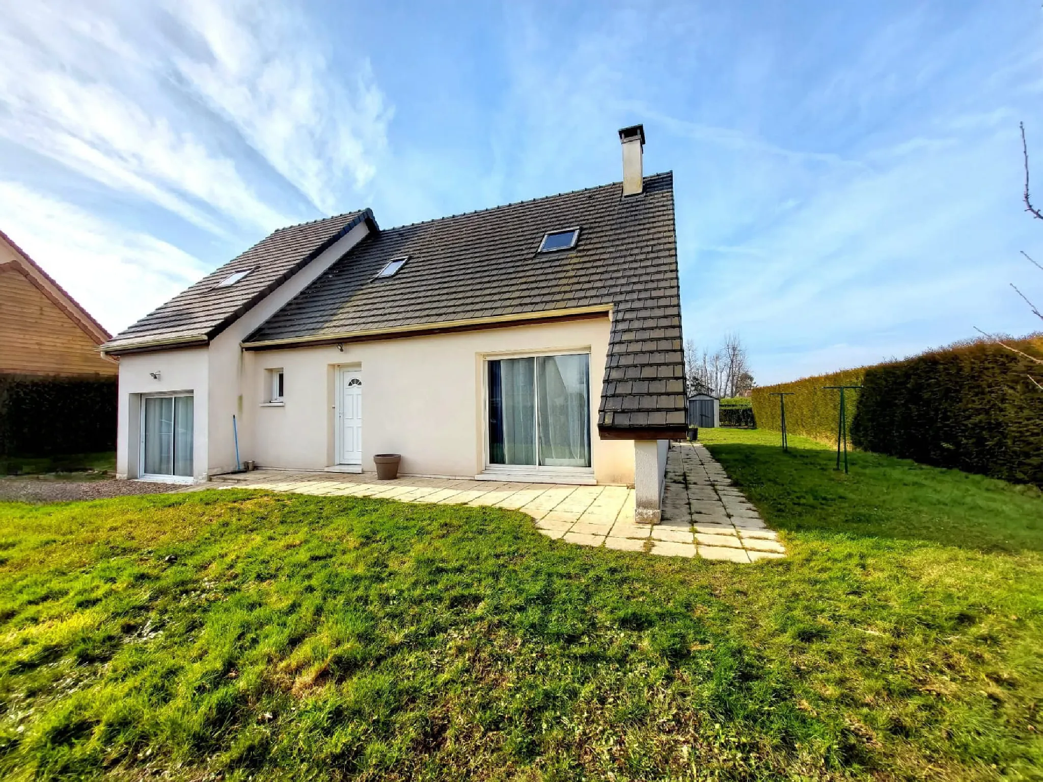 Maison lumineuse avec 5 chambres à vendre à La Saussaye, proche des écoles
