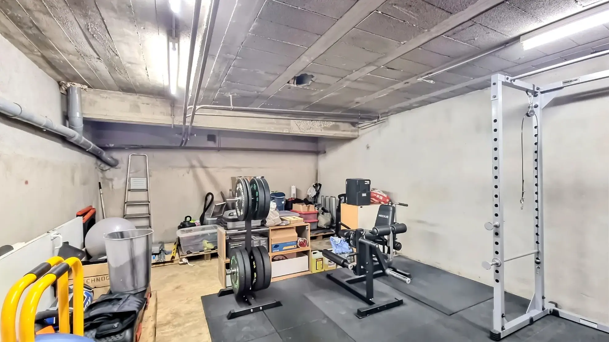 Local commercial de 82 m² à Aulnat avec grand potentiel dans le centre-ville 