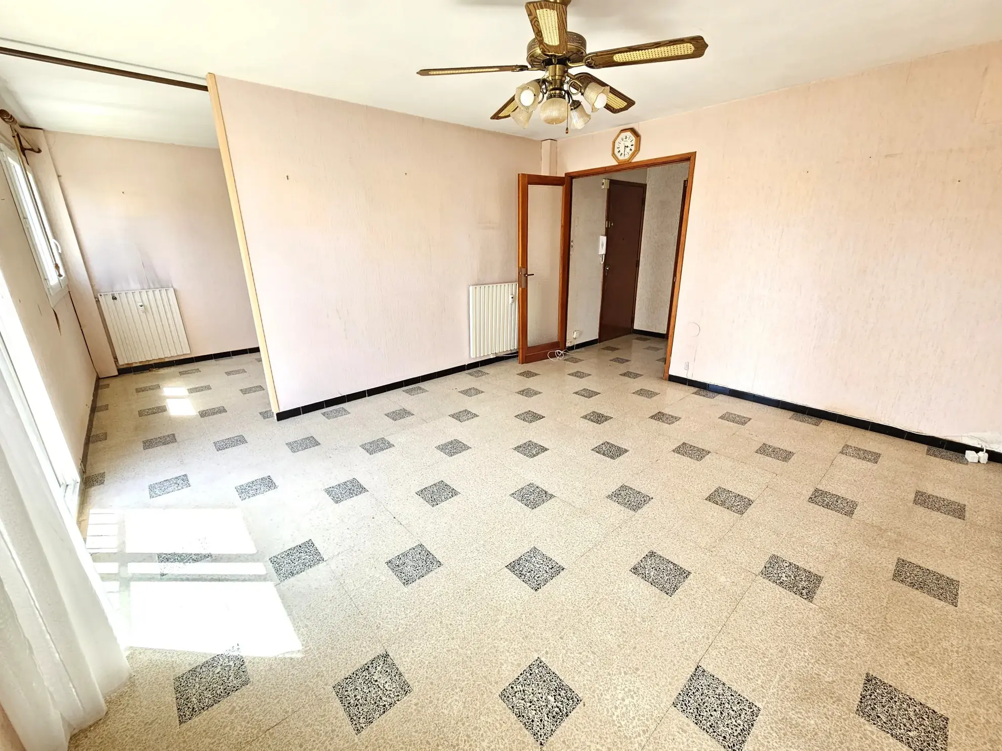 Appartement T3/T4 de 70 m² à Hyères avec cave et parkings sécurisés 