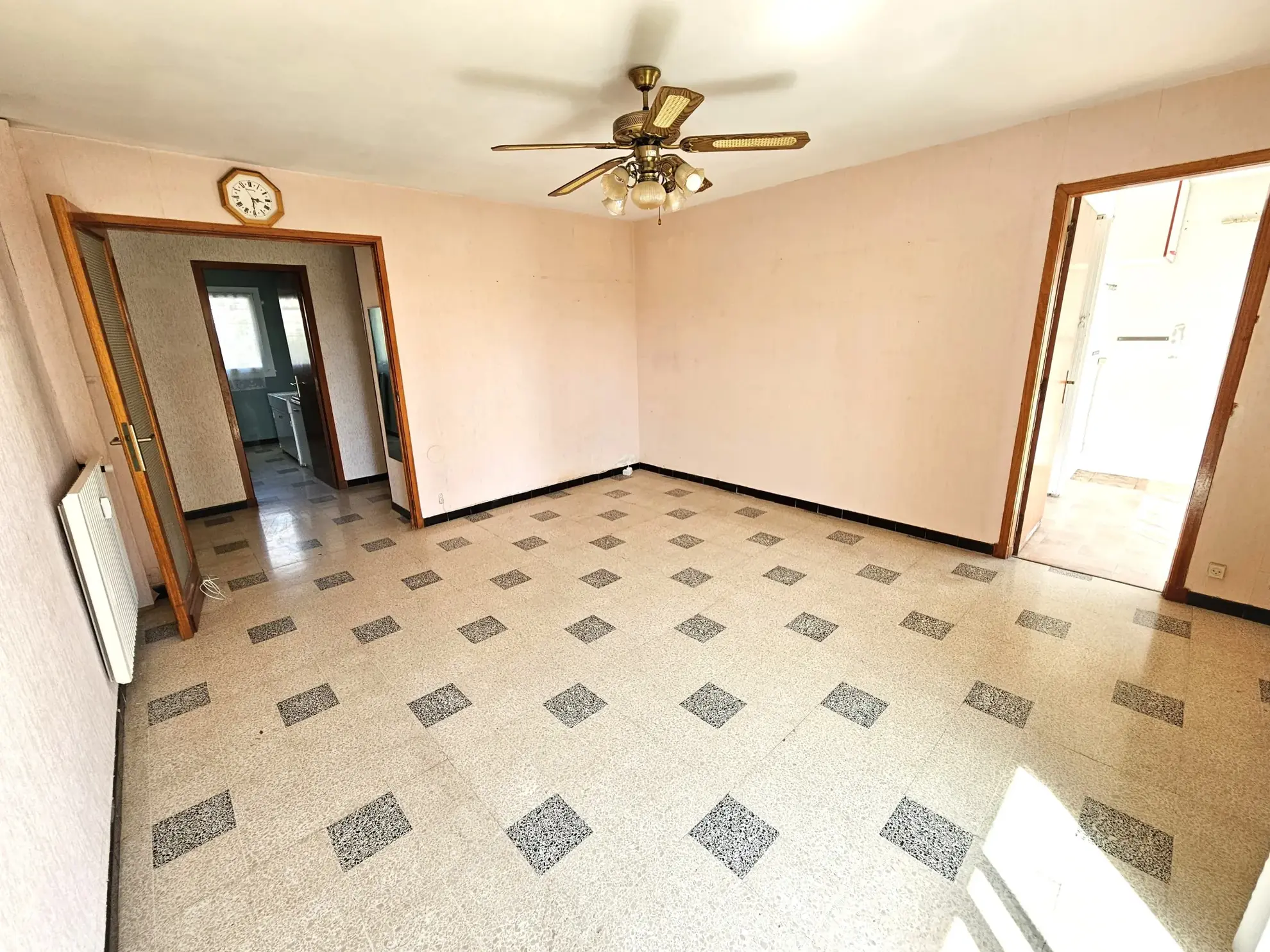 Appartement T3/T4 de 70 m² à Hyères avec cave et parkings sécurisés 