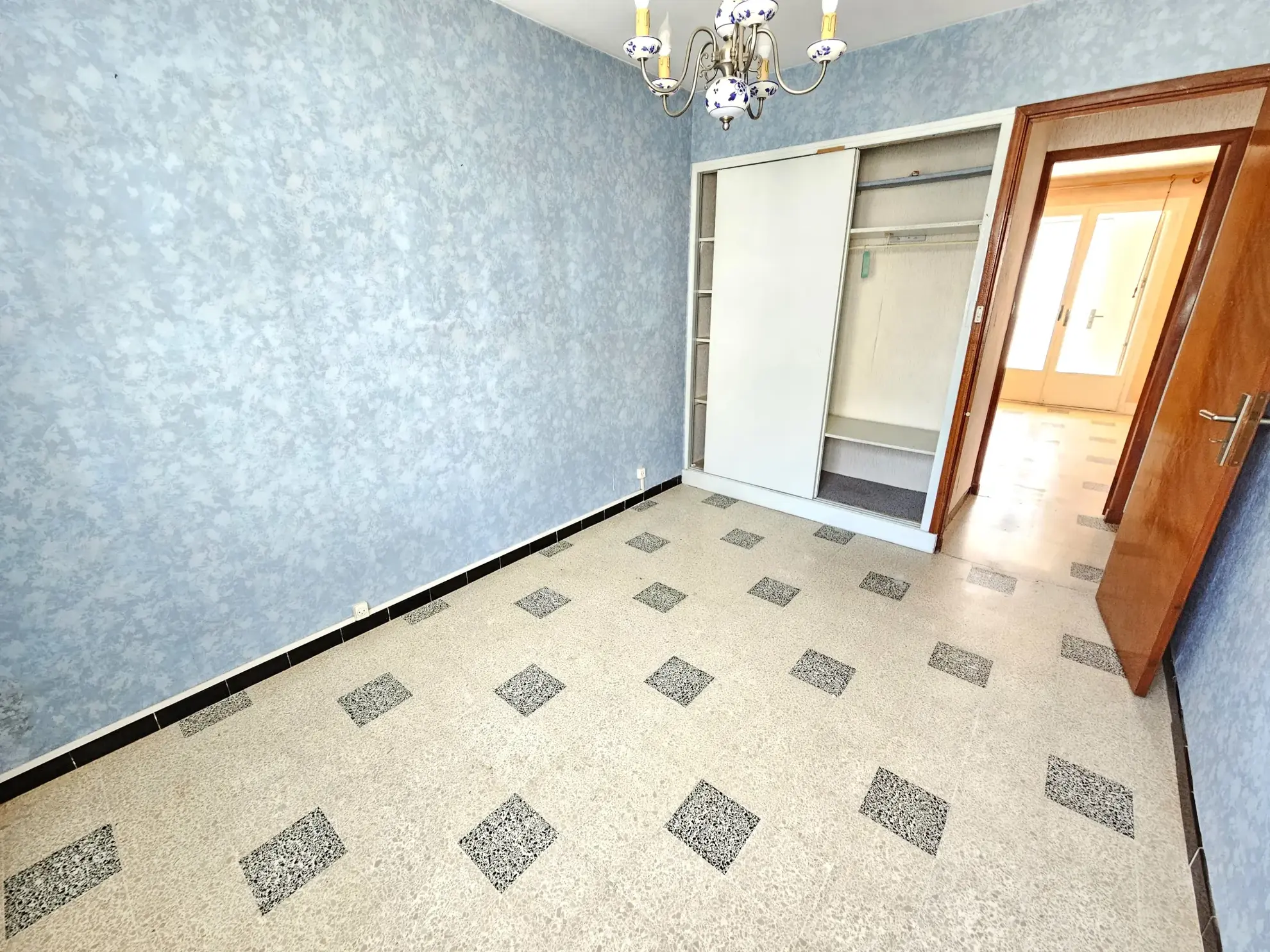 Appartement T3/T4 de 70 m² à Hyères avec cave et parkings sécurisés 