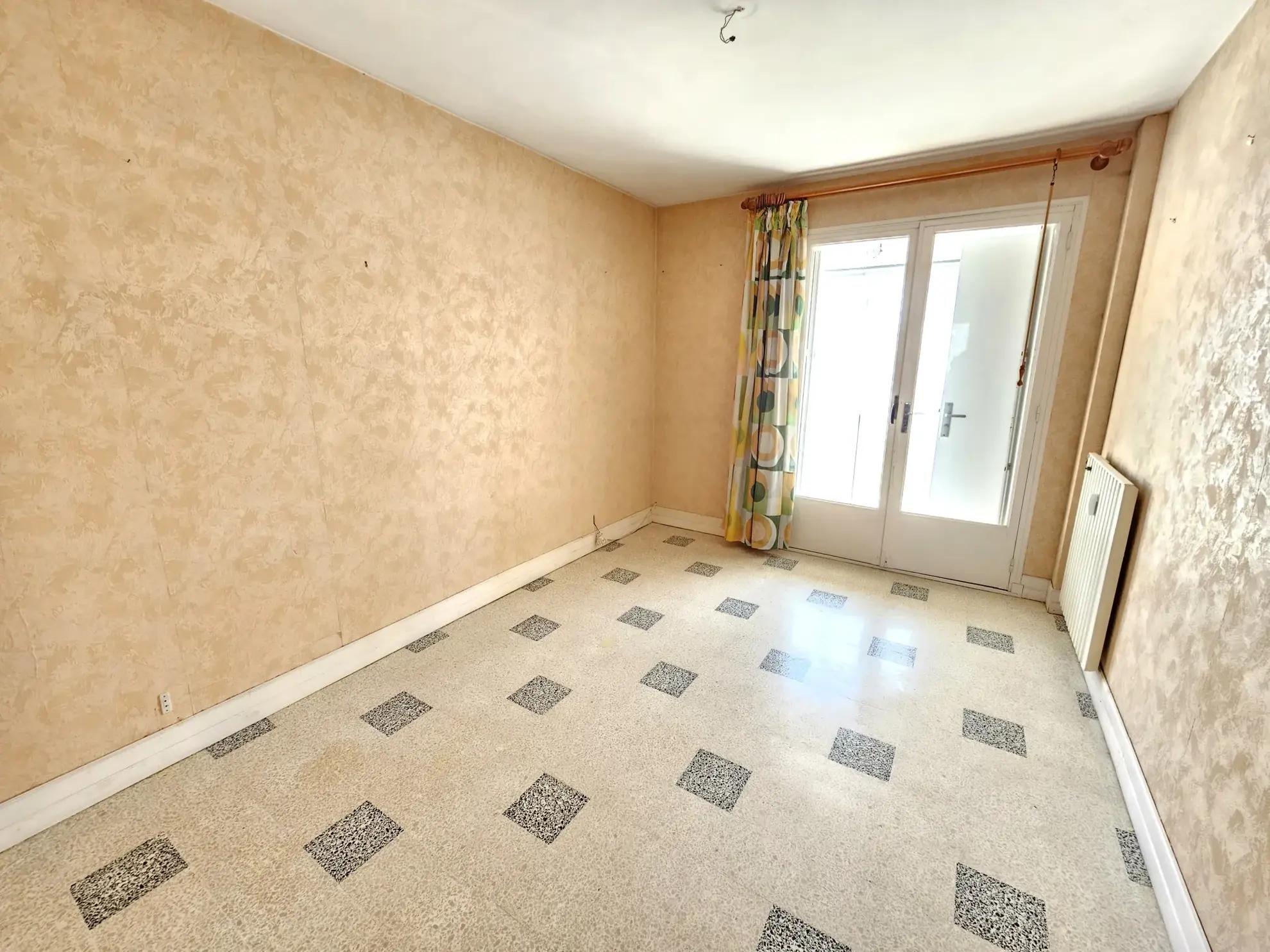 Appartement T3/T4 de 70 m² à Hyères avec cave et parkings sécurisés 