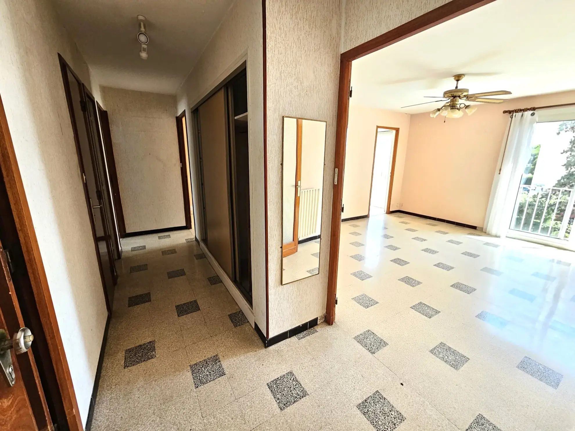 Appartement T3/T4 de 70 m² à Hyères avec cave et parkings sécurisés 