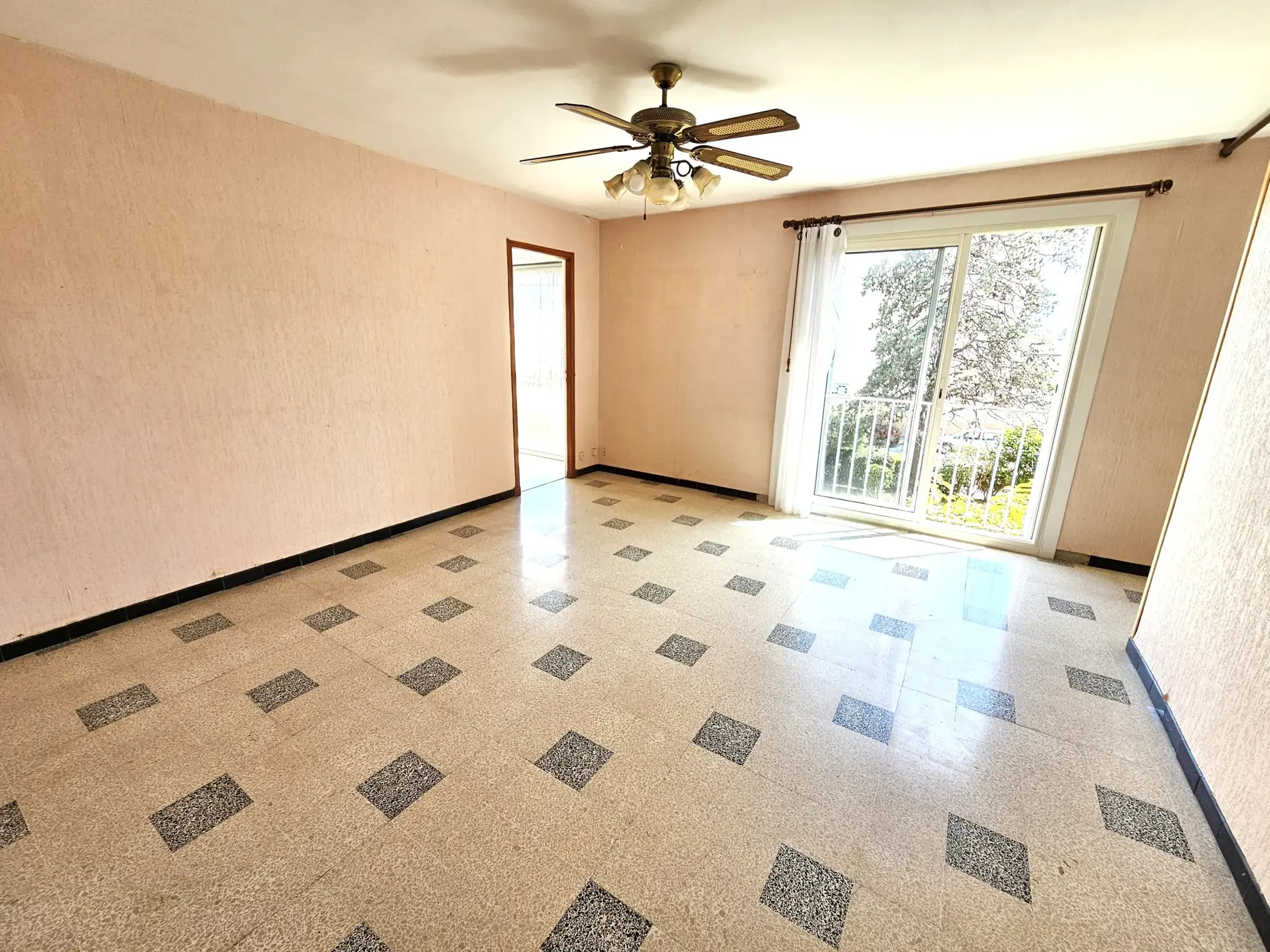 Appartement T3/T4 de 70 m² à Hyères avec cave et parkings sécurisés 