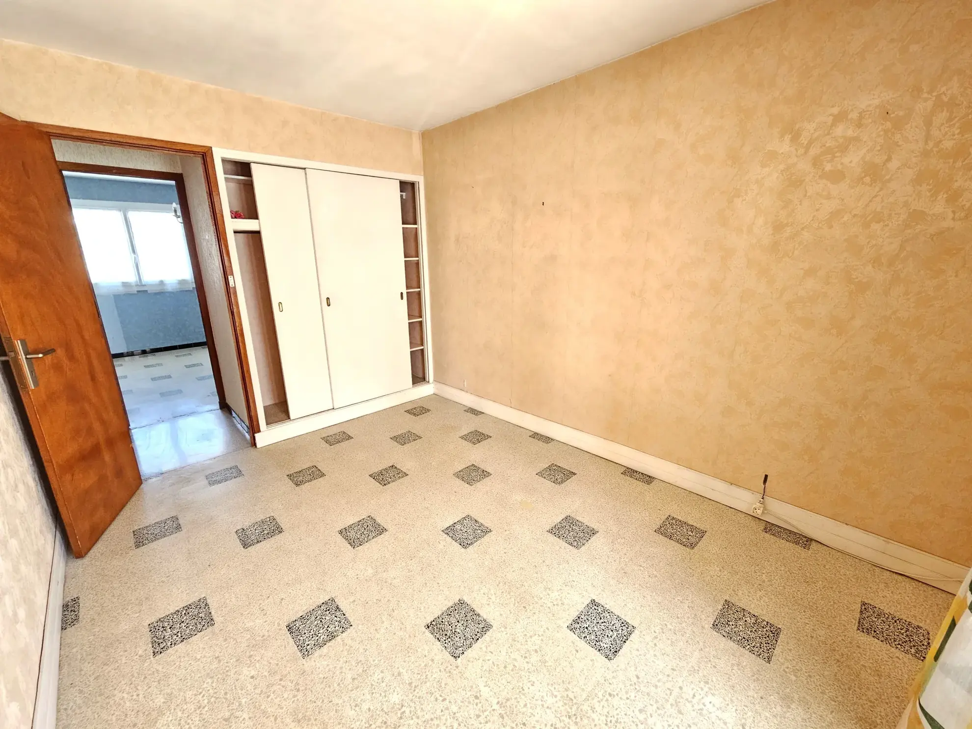 Appartement T3/T4 de 70 m² à Hyères avec cave et parkings sécurisés 