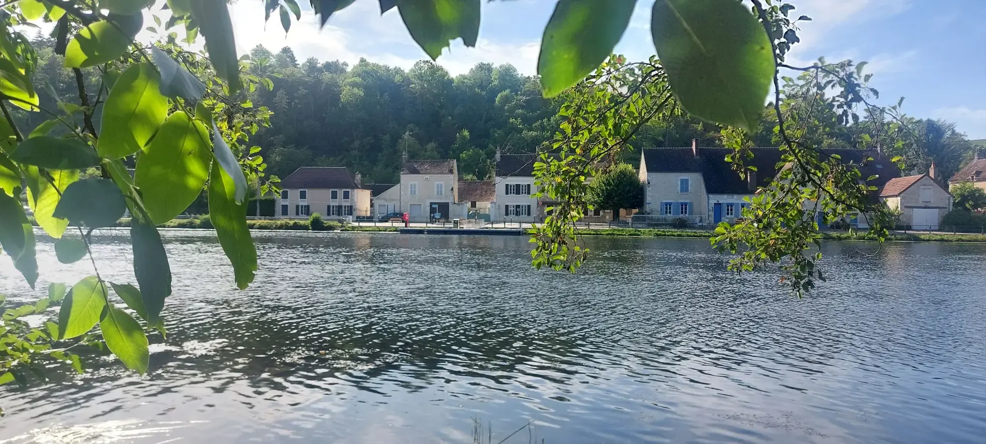 Maison avec accès à la rivière à Champs-sur-Yonne - 72 m² à rénover 