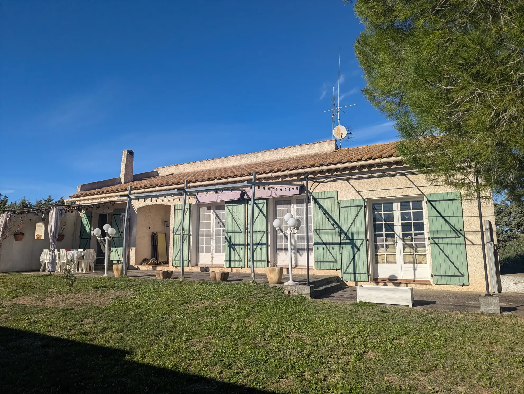 Villa avec piscine, garages et espace extérieur clos à Ventenac en Minervois
