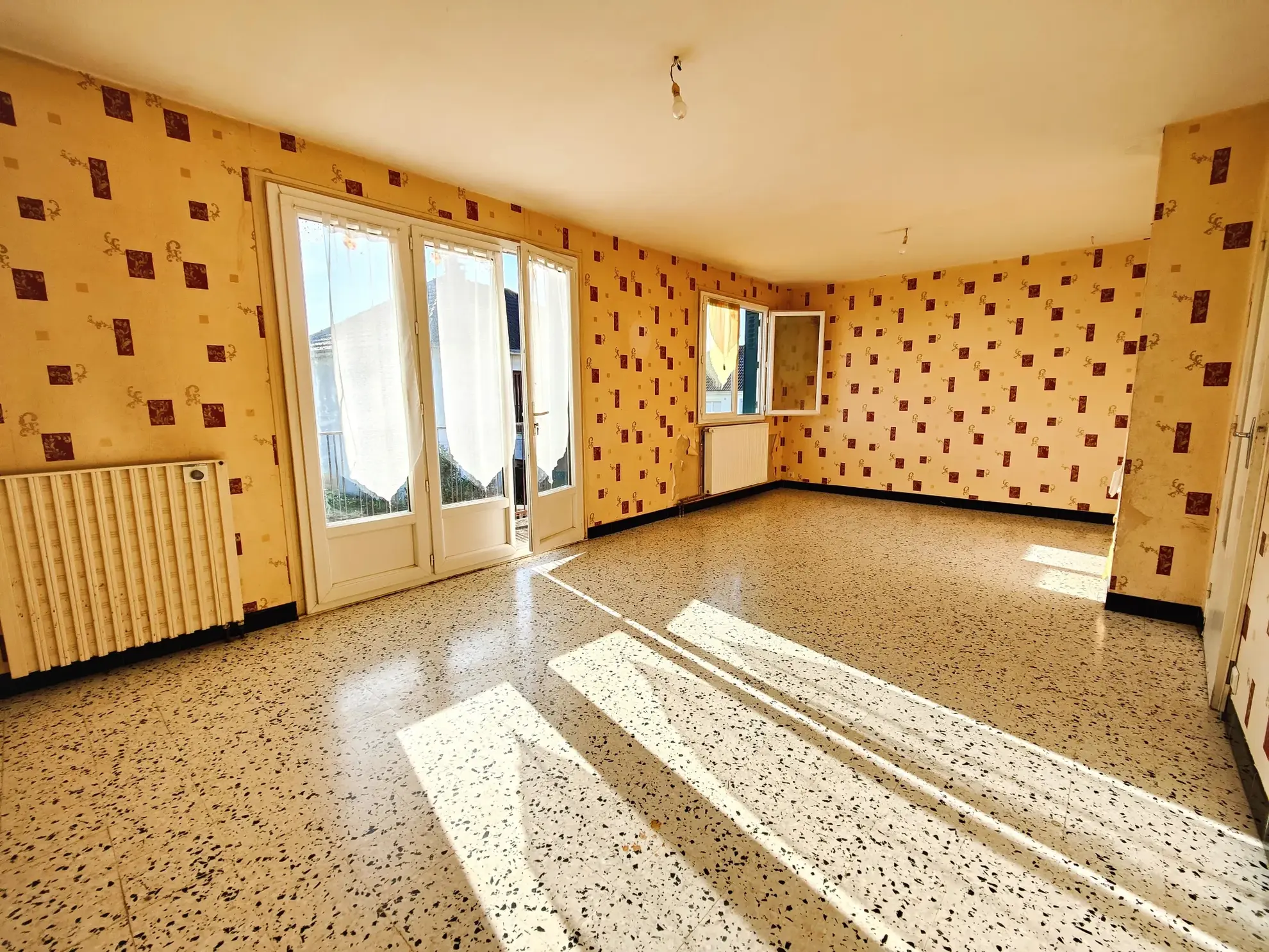 Maison lumineuse avec sous-sol total à Charmoy - 84 m² 