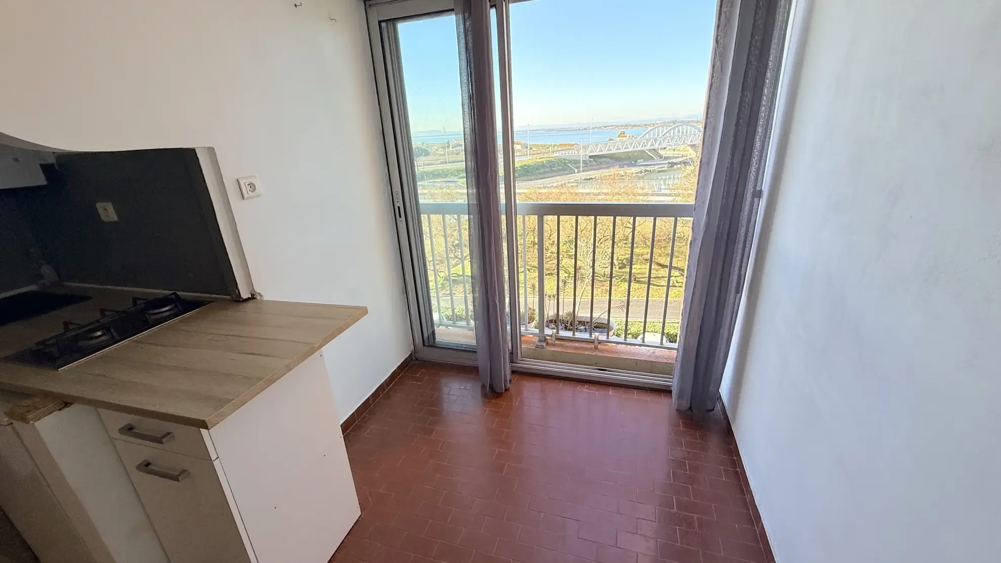 Bel appartement F2 avec loggia à Carnon-Plage, vue étangs et parking privé 