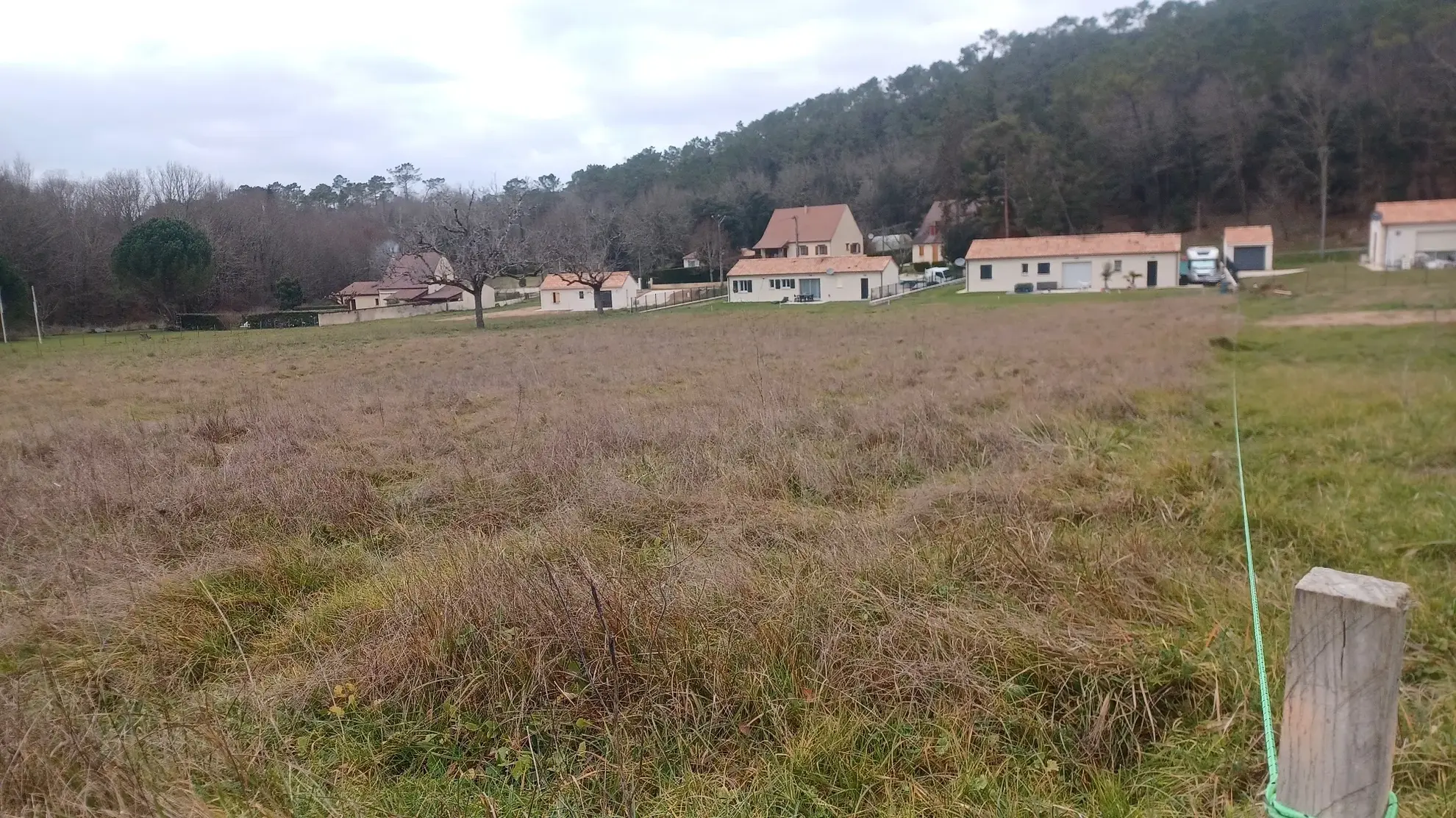 Terrain constructible de 4000 m² à Carsac-Aillac près de Sarlat 