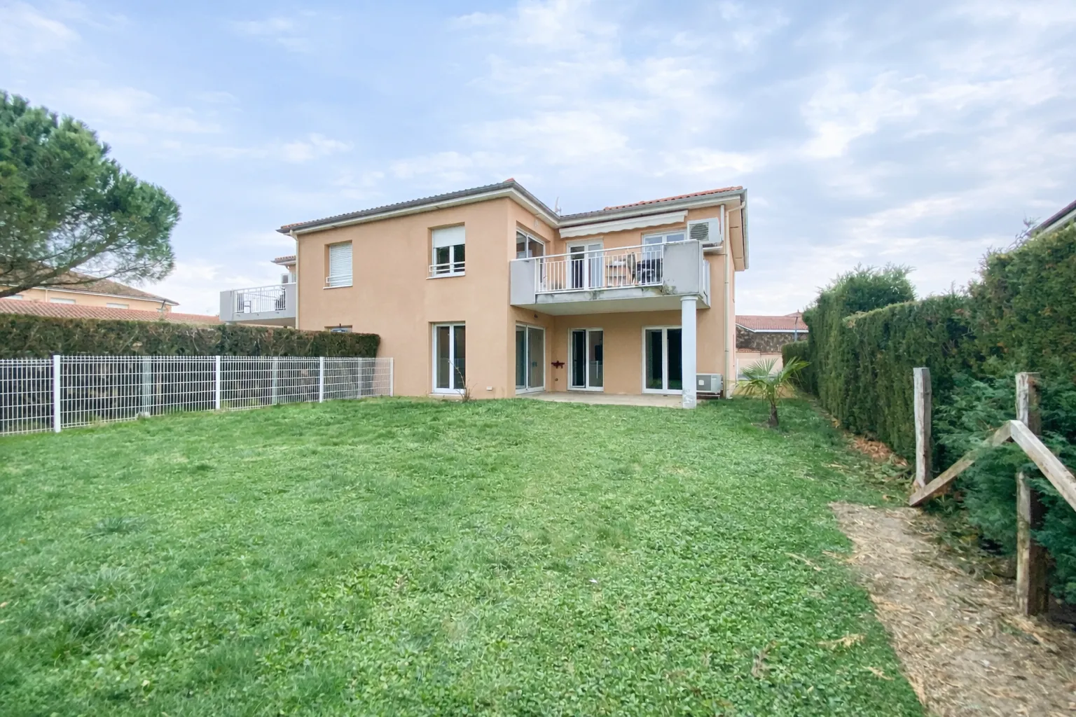 Appartement F3 lumineux avec jardin, garage et terrasse à Véauche