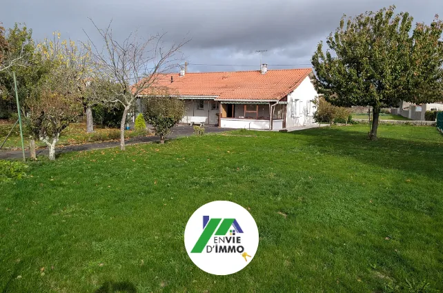 Maison à rénover de plain-pied avec grand terrain à Magne - 3 chambres