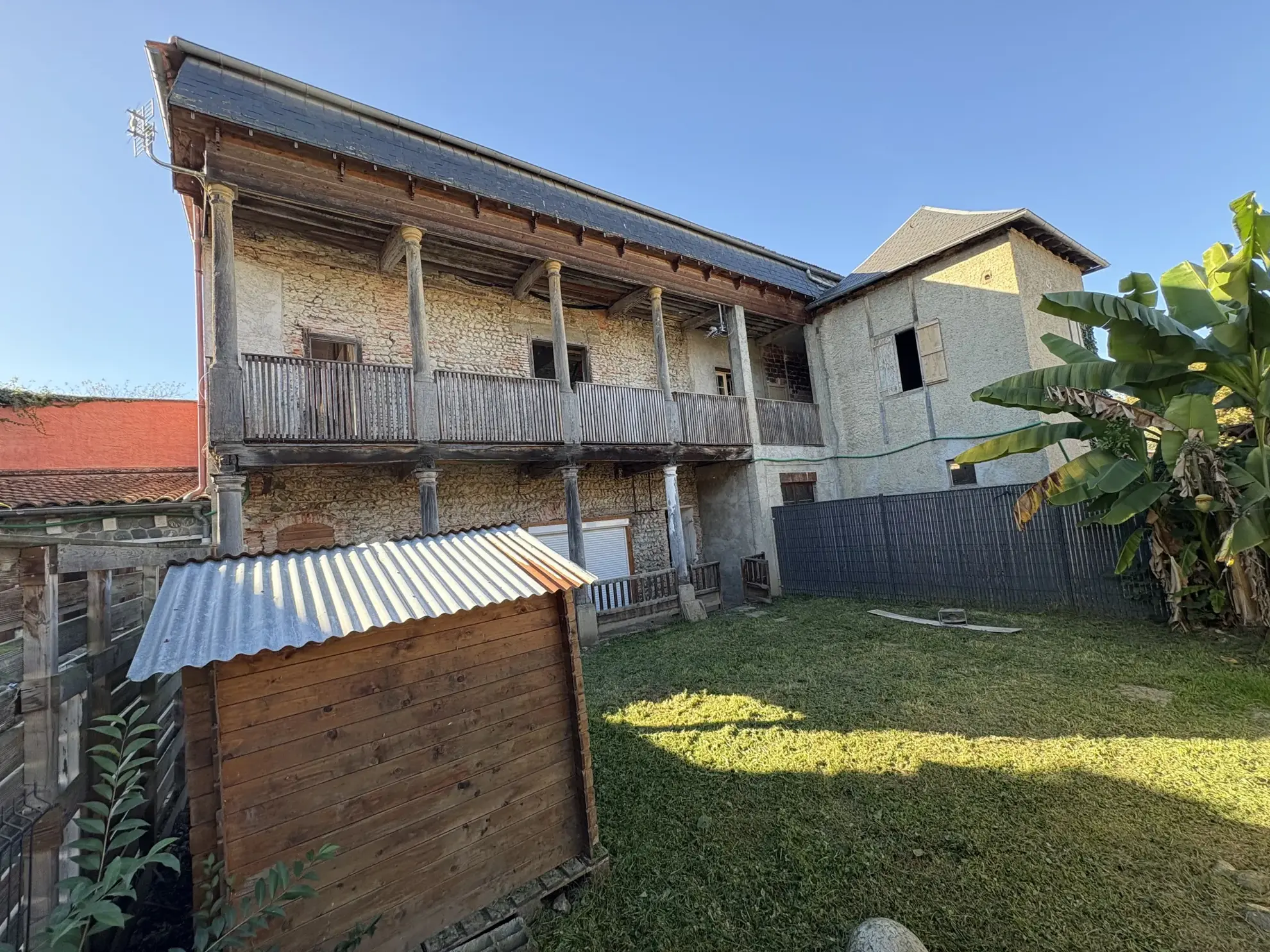 Investissez dans un immeuble à Vic-en-Bigorre avec grand potentiel en centre-ville