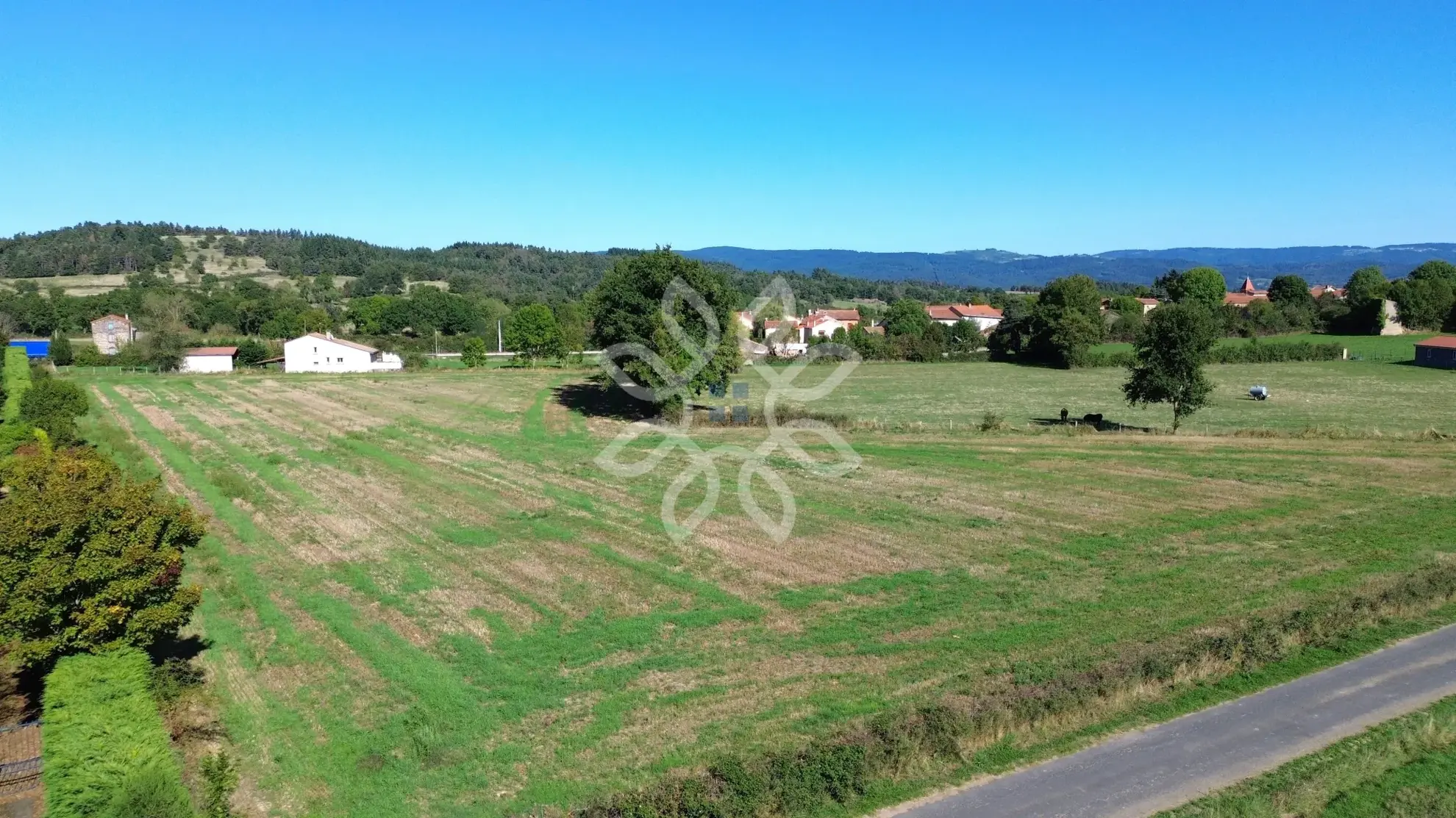 Terrain constructible de 13 541 m² à La Chomette avec vue dégagée