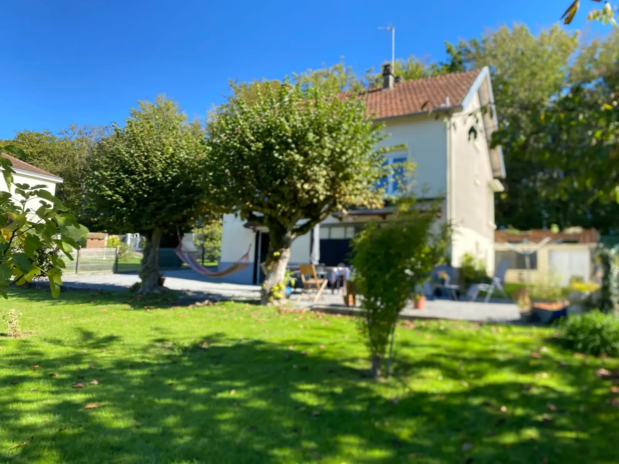 Maison individuelle rénovée à Coussac Bonneval avec jardin et potentiel d'agrandissement