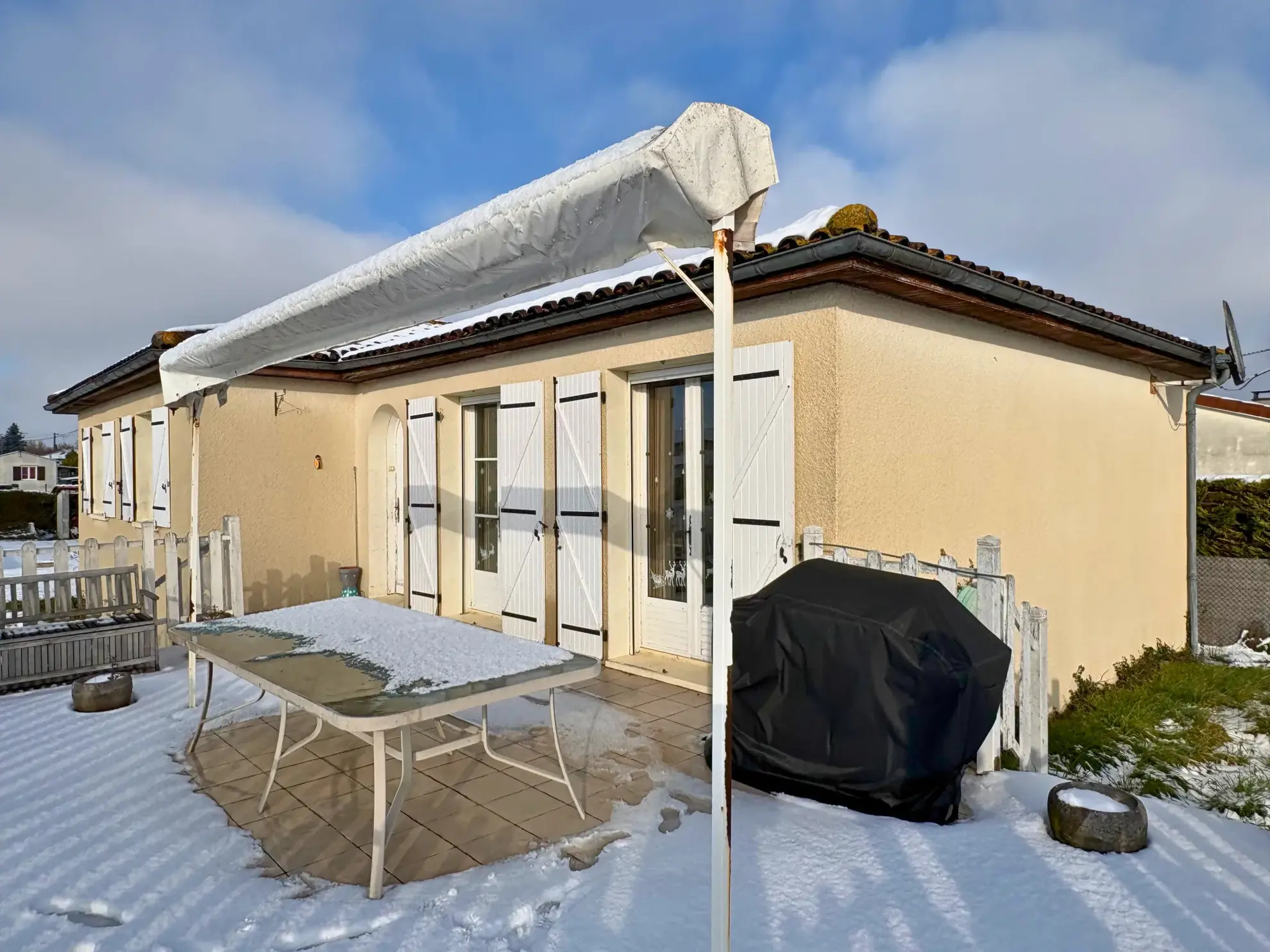 Spacieux pavillon de plain-pied avec sous-sol à Merpins (16), 3 chambres, jardin, terrasse et garage