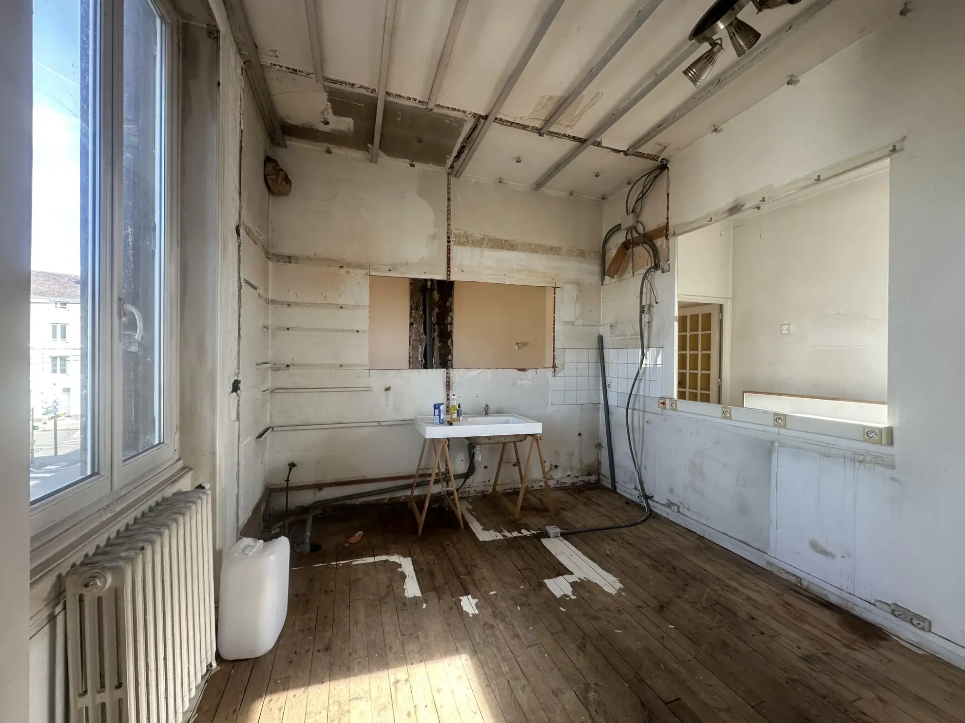 Maison de ville à Saint-Étienne à rénover avec studio indépendant et fort potentiel 