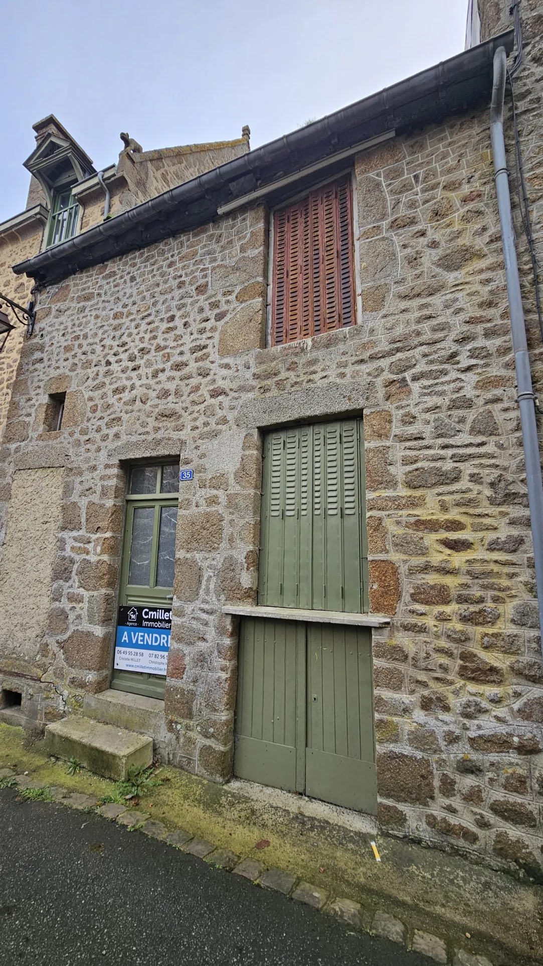 Maison à rénover en pierre au cœur du bourg de Lassay les Châteaux