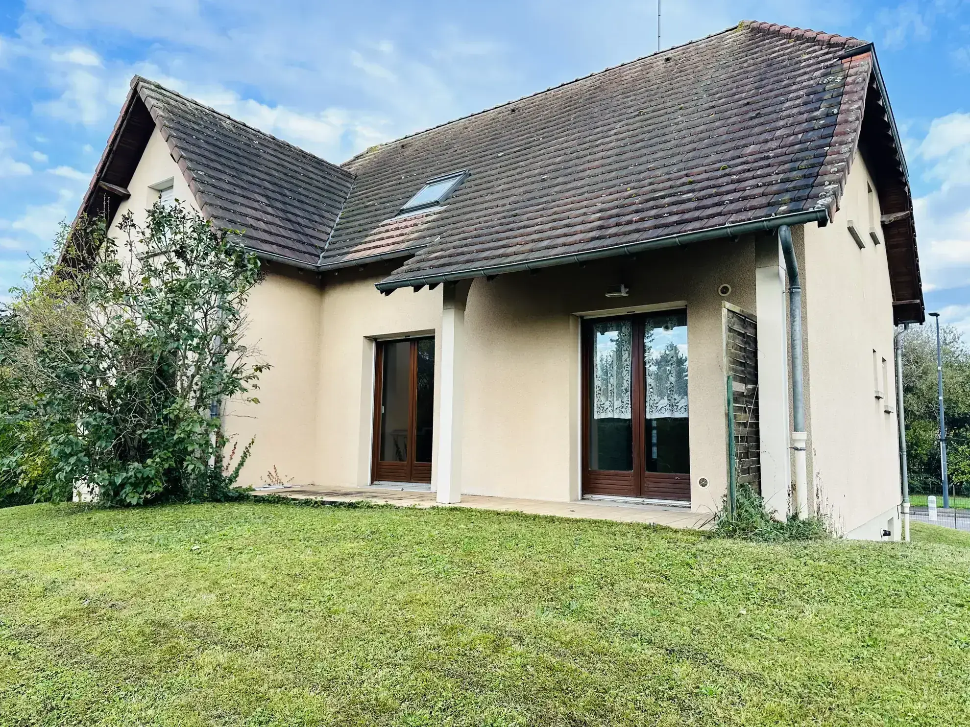 Maison indépendante avec sous-sol, 3 chambres et bureau à Les Noës près Troyes