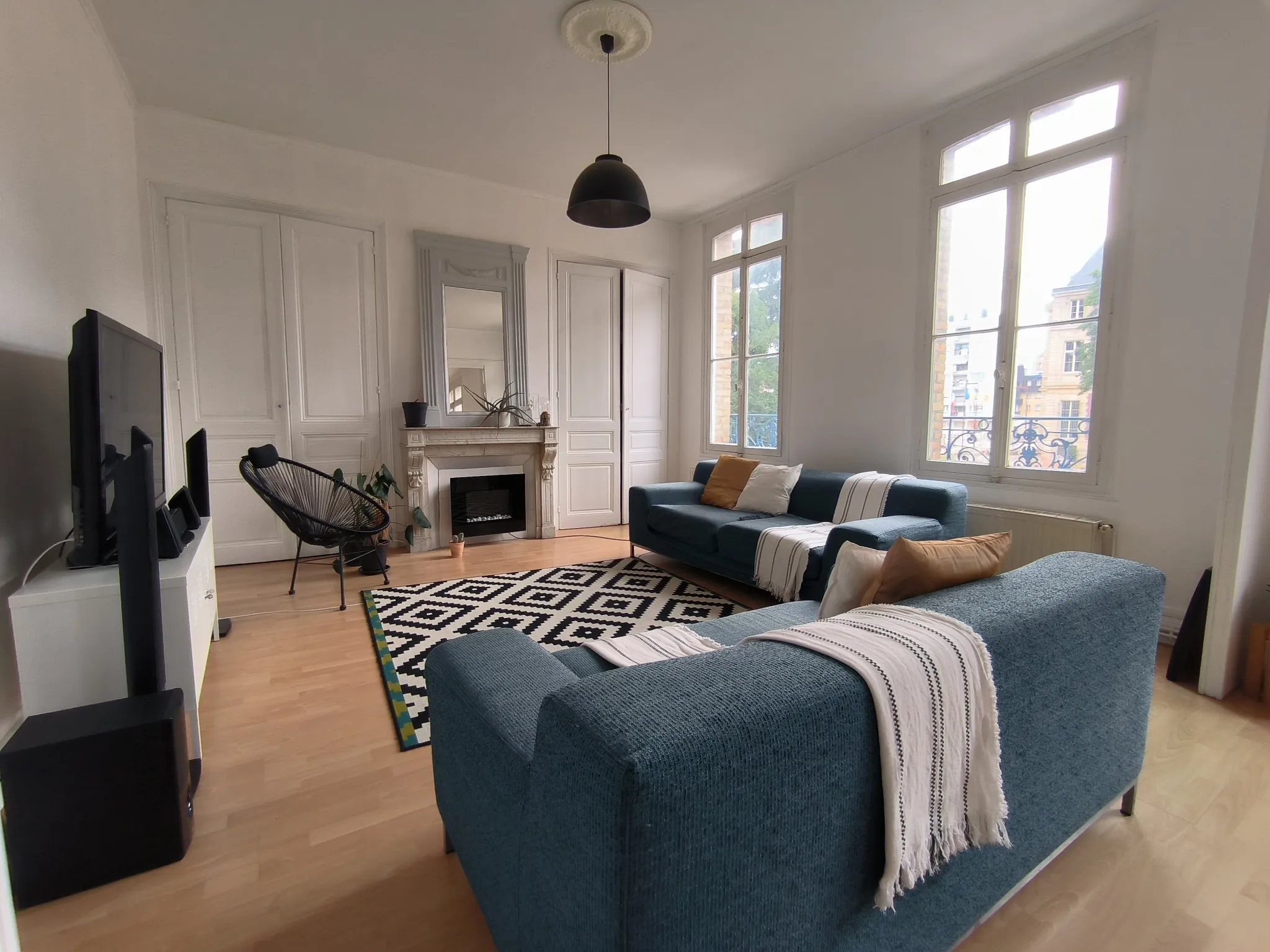 Appartement lumineux de 91 m² en centre-ville d'Elbeuf - 2 chambres, style haussmannien