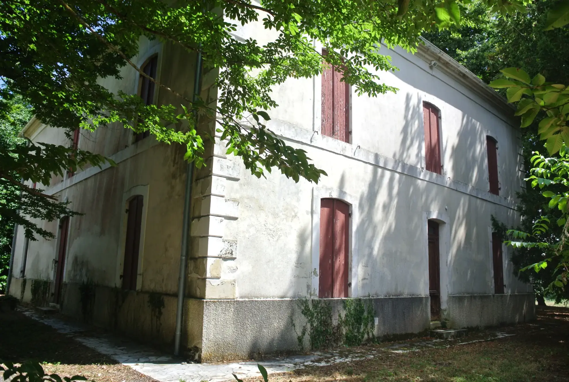 Maison bourgeoise à rénover sur 1,5 ha à Miramont de Guyenne 