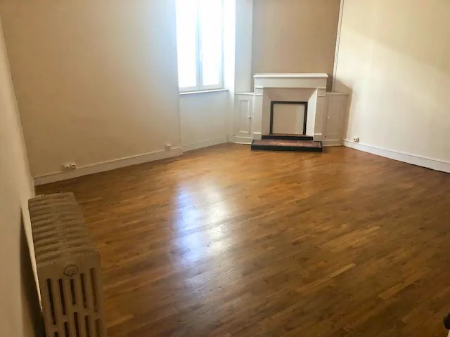 Immeuble ancien avec cour et parking à Vendre à Lonzac - Potentiel Mixte 