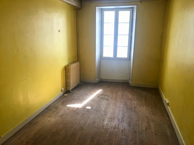 Immeuble ancien avec cour et parking à Vendre à Lonzac - Potentiel Mixte 