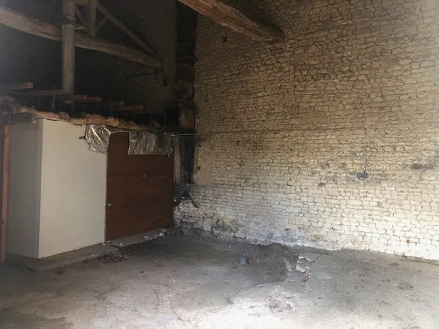 Immeuble ancien avec cour et parking à Vendre à Lonzac - Potentiel Mixte 