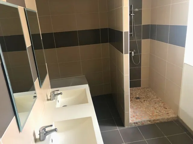 Immeuble ancien avec cour et parking à Vendre à Lonzac - Potentiel Mixte 