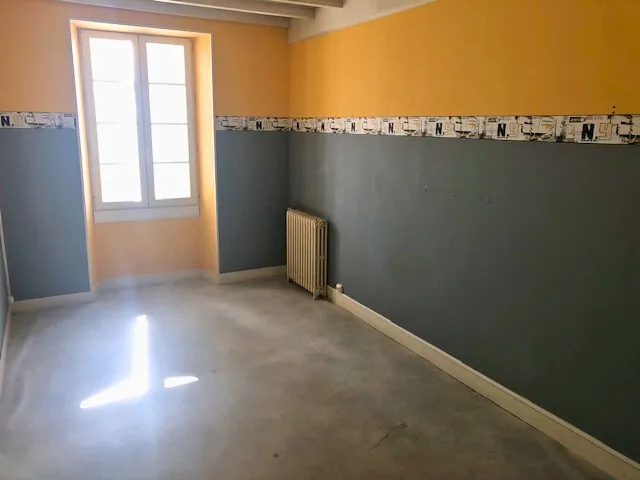 Immeuble ancien avec cour et parking à Vendre à Lonzac - Potentiel Mixte 