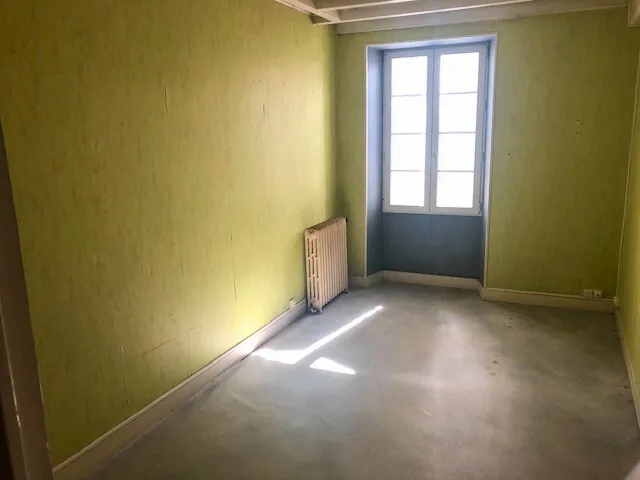 Immeuble ancien avec cour et parking à Vendre à Lonzac - Potentiel Mixte 