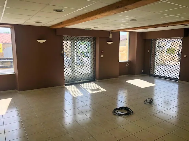 Immeuble ancien avec cour et parking à Vendre à Lonzac - Potentiel Mixte 