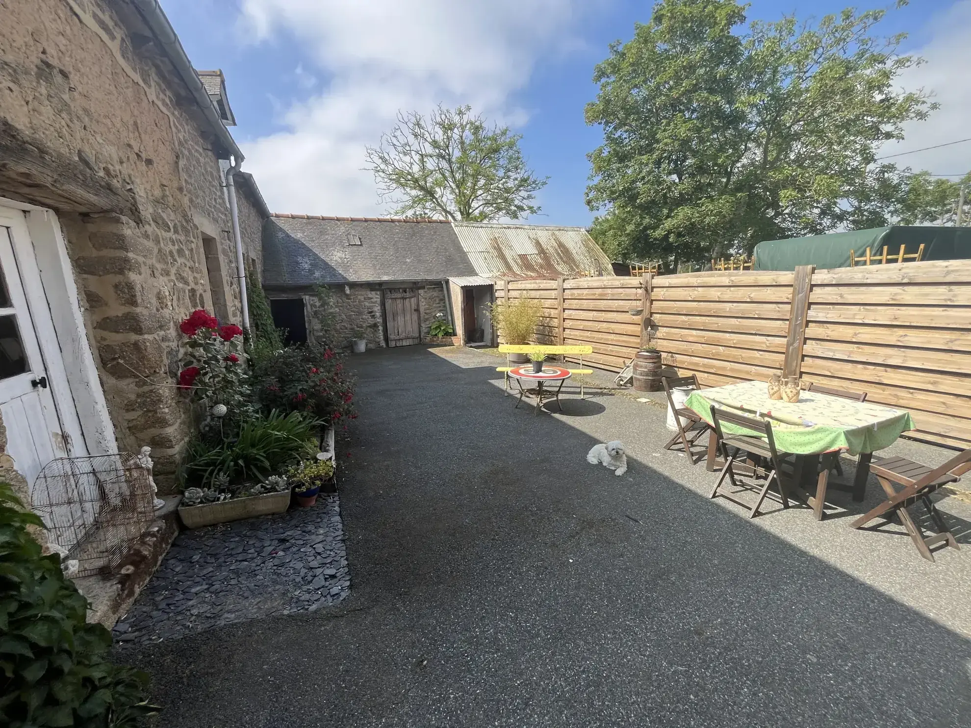 Maison mitoyenne à Saint-Trimoël de 95 m² avec grand terrain et dépendance