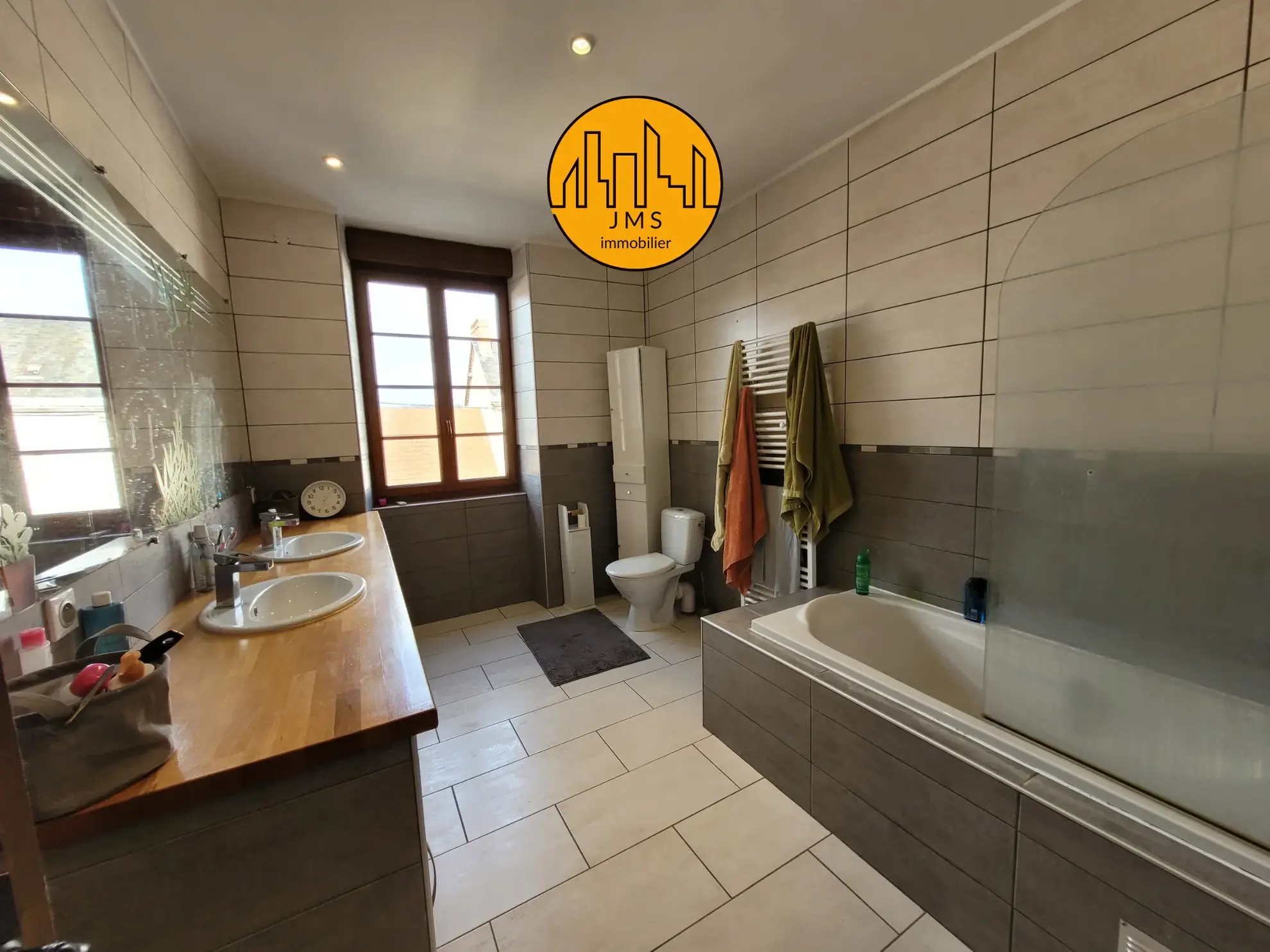 Grande maison familiale de 210 m² à Chatillon avec jardin et garage 