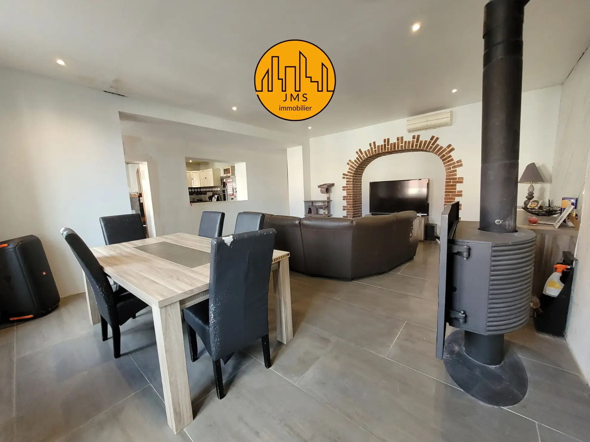 Grande maison familiale de 210 m² à Chatillon avec jardin et garage 